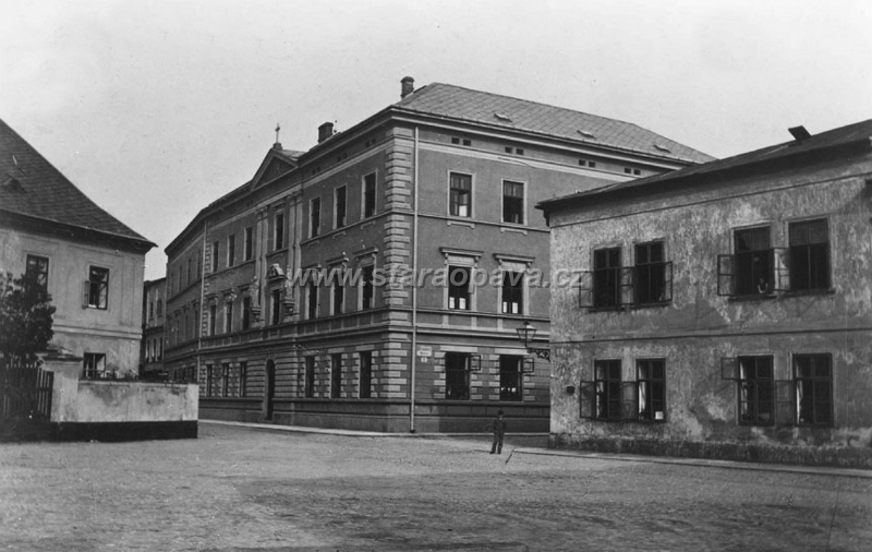 rybitrh (9).jpg - Pohled na východní stranu Rybího trhu, napravo počátek ulice Almužnické. Fotografie z počátku 20.století